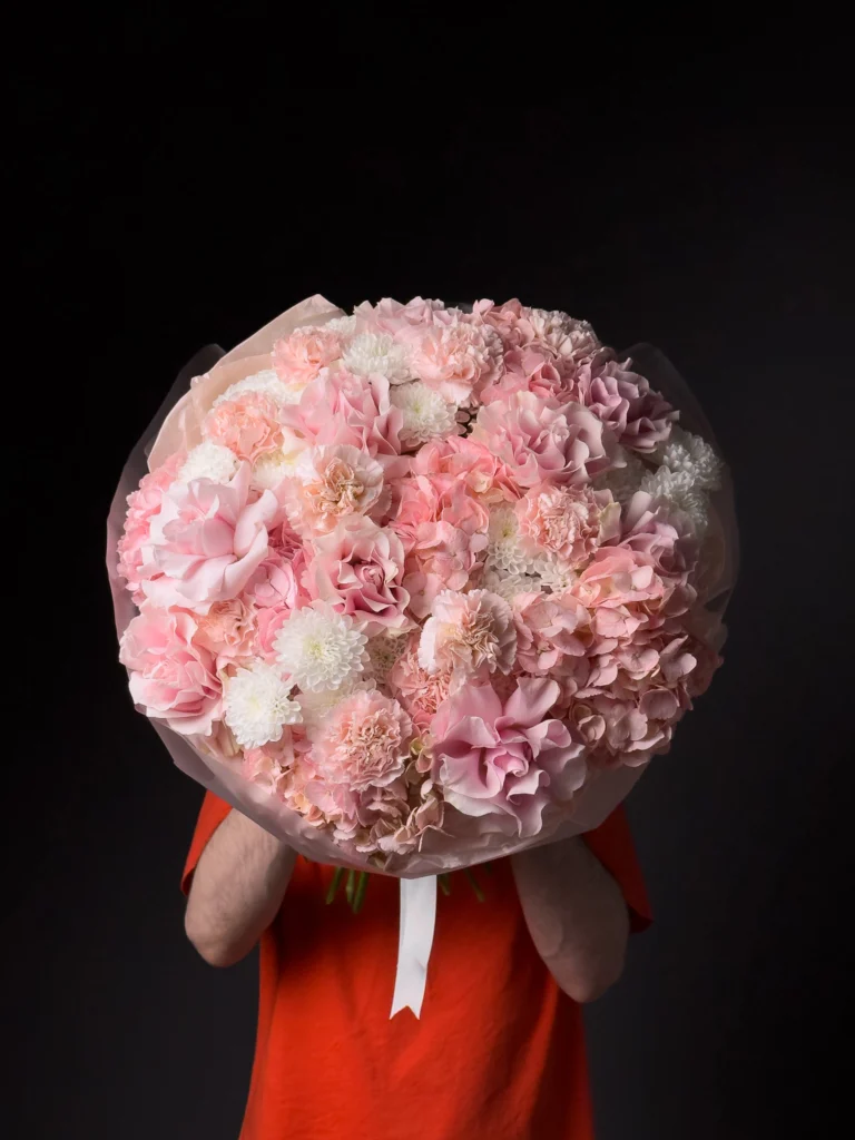 Авторский букет с розовыми гортензиями и французскими розами Pink Mondial
