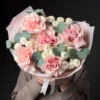 Нежный букет с французскими розами, хризантемой Ньютон и эвкалиптом